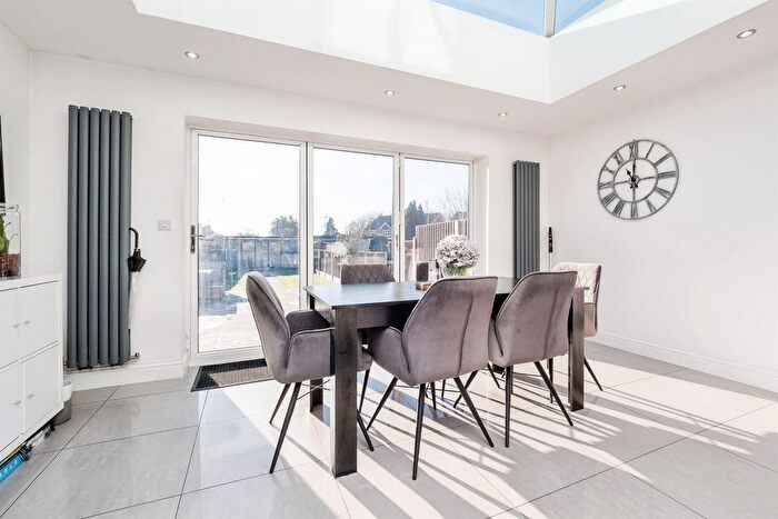 4 Bedroom Semi Detached House For Sale In Wennington Road, Rainham, RM13