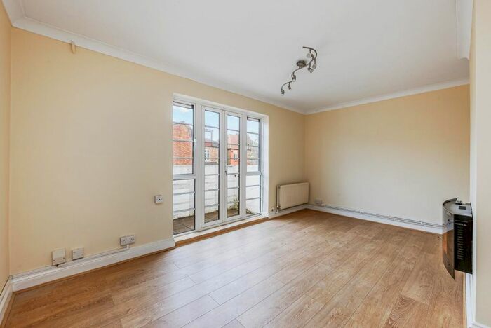 2 Bedroom Flat To Rent In Uxbridge Road, London, W5