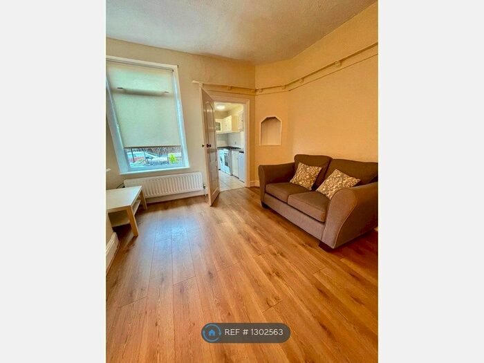 1 Bedroom Flat To Rent In Landseer Terrace, Leeds, LS13