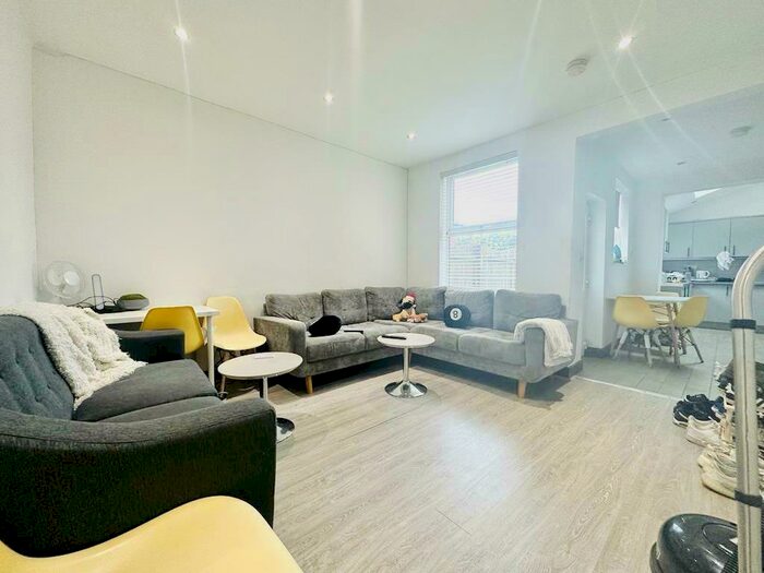 5 Bedroom House To Rent In Cycle Road, Nottingham, NG7