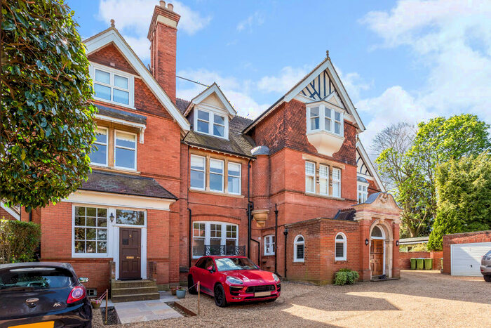 3 Bedroom Flat For Sale In Old Avenue, Weybridge, KT13