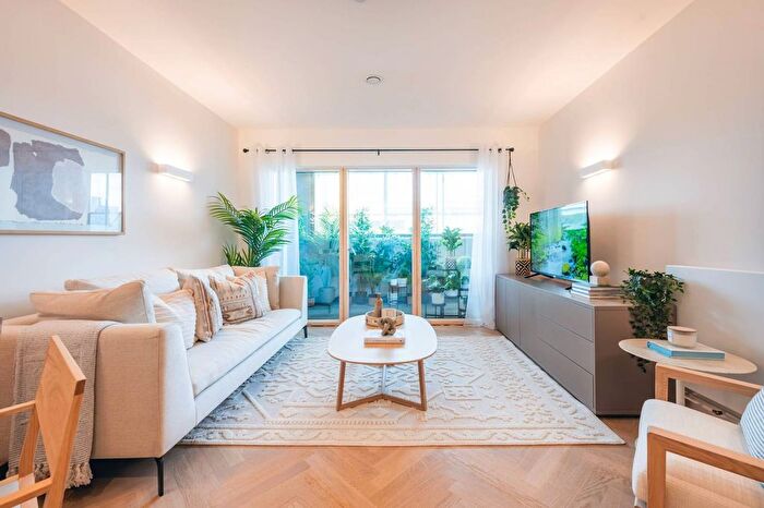 1 Bedroom Flat To Rent In Madeleine Court, North Acton, Acton, W3