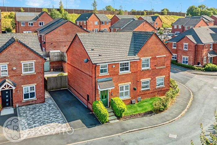 3 Bedroom Semi-Detached House For Sale In Ginnell Farm Avenue, Rochdale, OL16