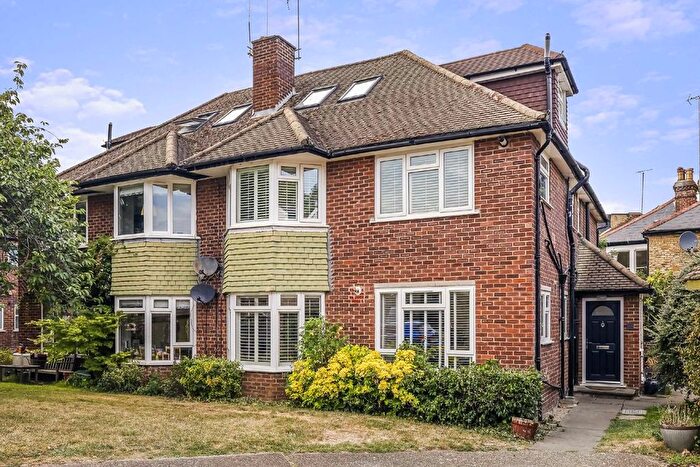2 Bedroom Flat For Sale In Beaulieu Close, Cambridge Park, TW1