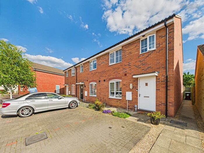 3 Bedroom End Of Terrace House For Sale In Kelburn Road, Orton Northgate, Peterborough, PE2