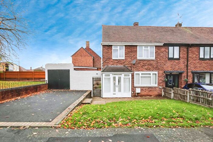 3 Bedroom Semi Detached House For Sale In Blaze Park, Kingswinford, DY6