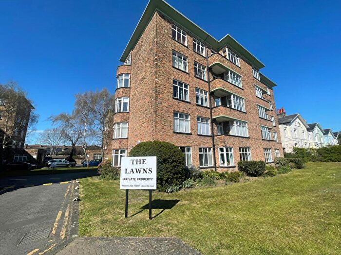 3 Bedroom Flat To Rent In The Lawns, SE3