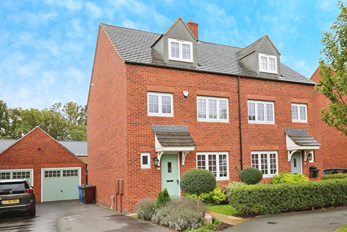 4 Bedroom Semi-detached House For Sale In Tyrrell Road, Banbury, OX16