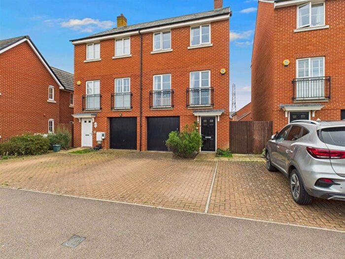 4 Bedroom Semi-Detached House For Sale In Redcurrant Avenue, Berryfields, Aylesbury, HP18