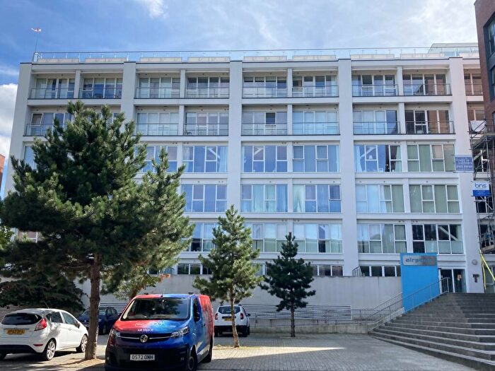 2 Bedroom Flat To Rent In Airpoint, Skypark Road, Bedminster, BS3