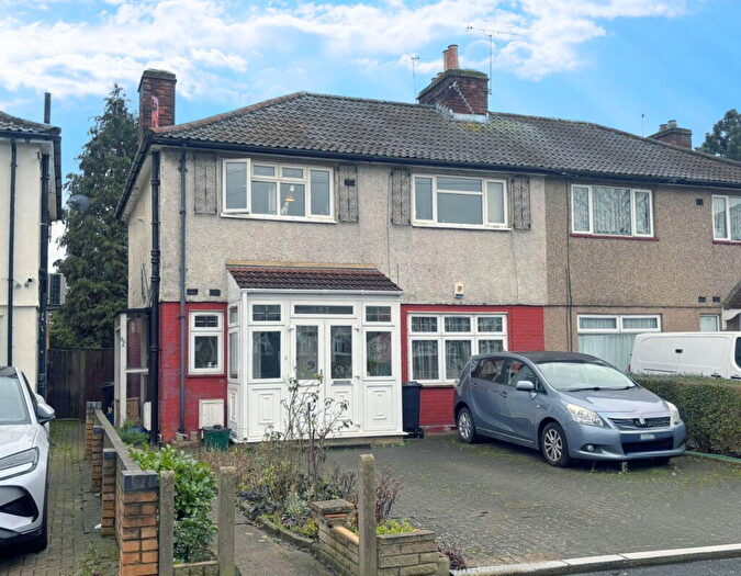 1 Bedroom Maisonette For Sale In Gaysham Avenue, Gants Hill, IG2