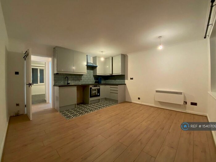 3 Bedroom Flat To Rent In Rochdale Road, Manchester, M9