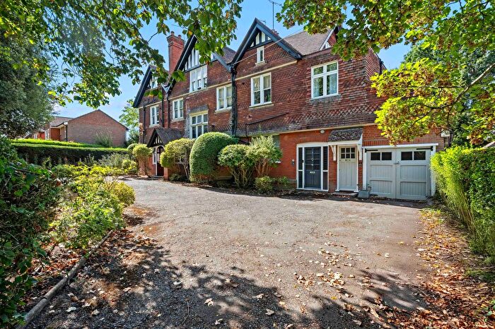 2 Bedroom Flat For Sale In Grafton Close, Worcester Park, KT4