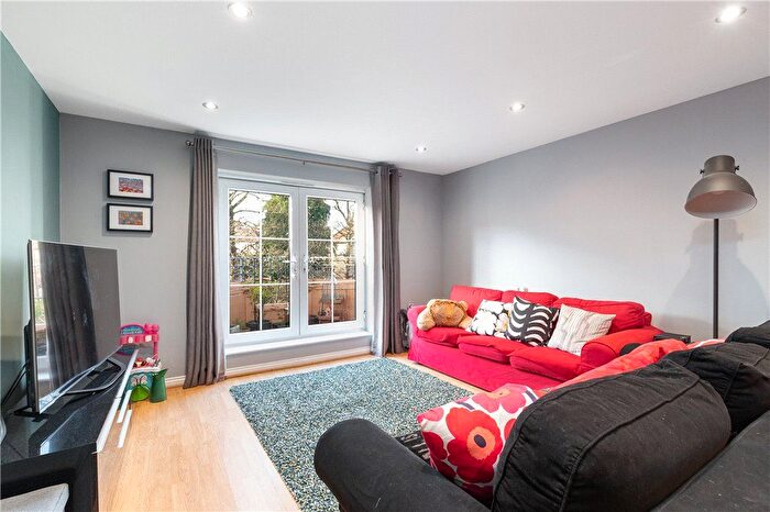 2 Bedroom Flat For Sale In Carisbrooke Road, West Park, Leeds, LS16