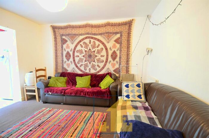 5 Bedroom Semi-Detached House To Rent In Selly Oak, Birmingham, B29