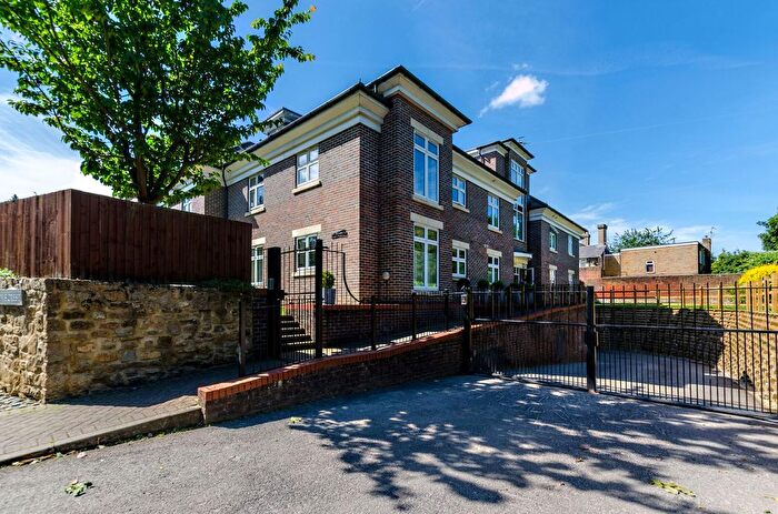 2 Bedroom Flat To Rent In Herons Crest, Guildford, GU1
