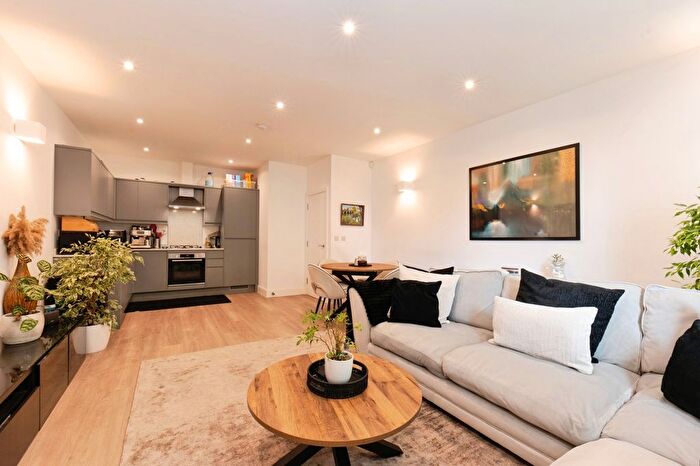 1 Bedroom Flat For Sale In Bay Tree Avenue, Leatherhead, Surrey, KT22