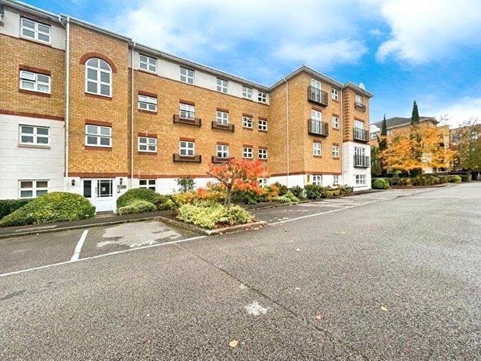 2 Bedroom Flat For Sale In Ogden Park, Bracknell, Berkshire, RG12
