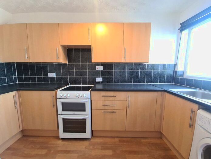 3 Bedroom Flat To Rent In Katherine Drive, Dunstable, LU5
