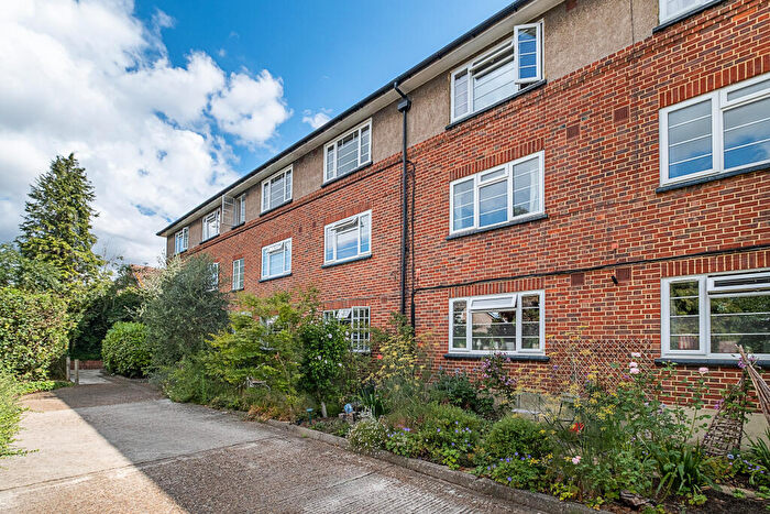 2 Bedroom Flat For Sale In Wilmer Crescent, Kingston Upon Thames, KT2