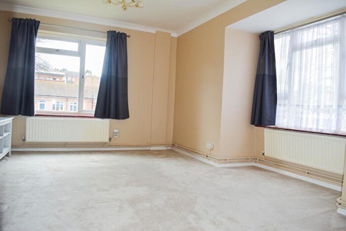 2 Bedroom Flat To Rent In Radcliffe Gardens, Carshalton, SM5