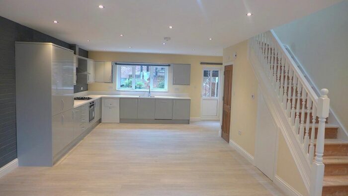 3 Bedroom Flat To Rent In Cottage Green, London, SE5