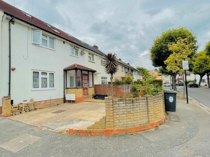 2 Bedroom Flat To Rent In Arundel Close, Stratford, E15