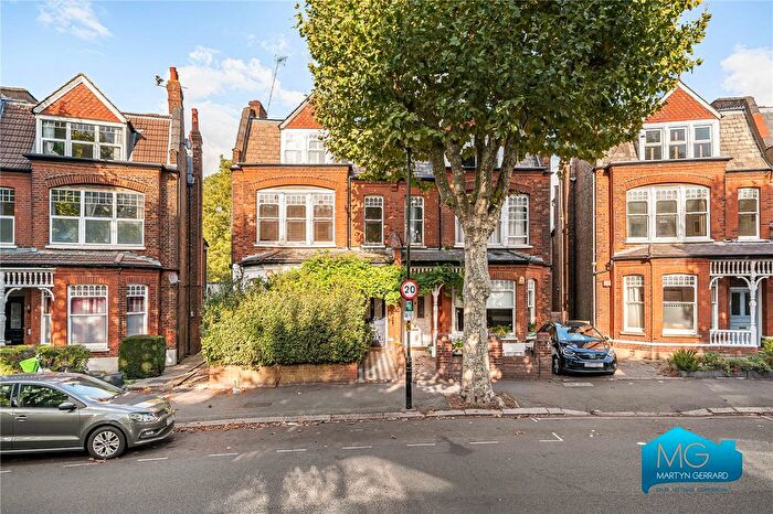 3 Bedroom Flat To Rent In Kings Avenue, London, N10