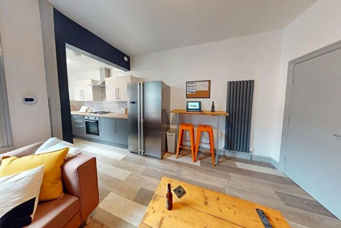 4 Bedroom Semi-Detached House To Rent In Cemetery Avenue, Sheffield, S11