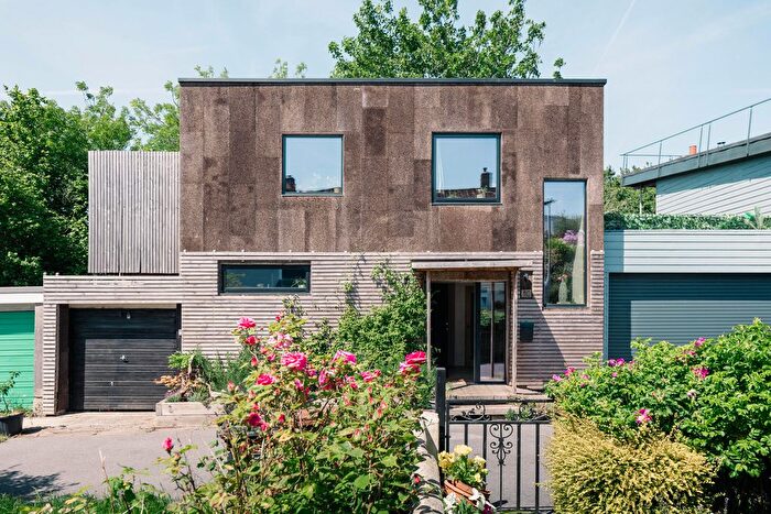 3 Bedroom Link Detached House For Sale In Greenflow, Totnes, Devon, TQ9