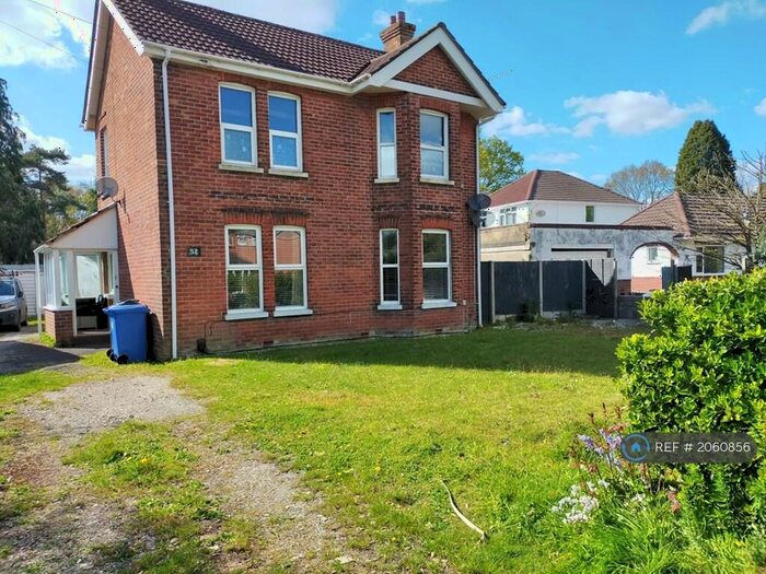 2 Bedroom Flat To Rent In Branksome, Poole, BH12
