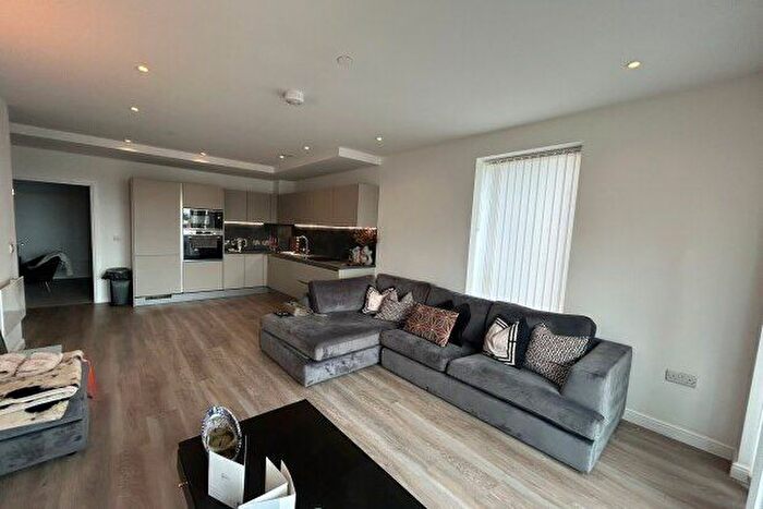 2 Bedroom Flat To Rent In Hope Square, Altrincham, WA14