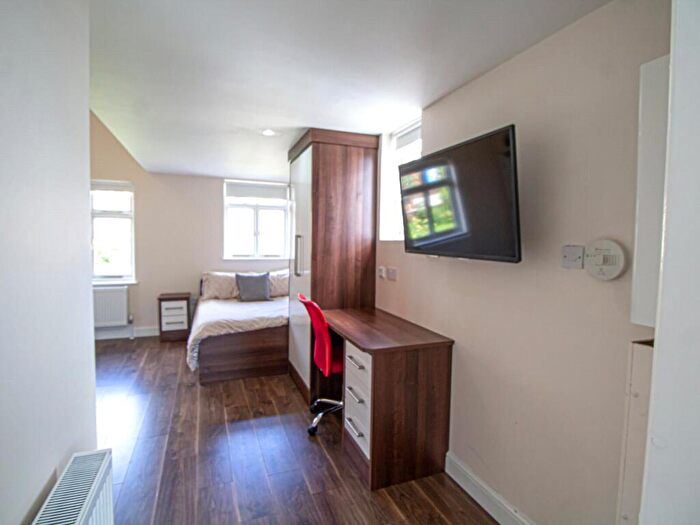 Apartment To Rent In Apt, Clarendon House #, LS2