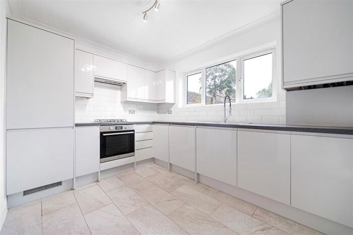 3 Bedroom Flat To Rent In Croydon Road, Anerley, London, SE20
