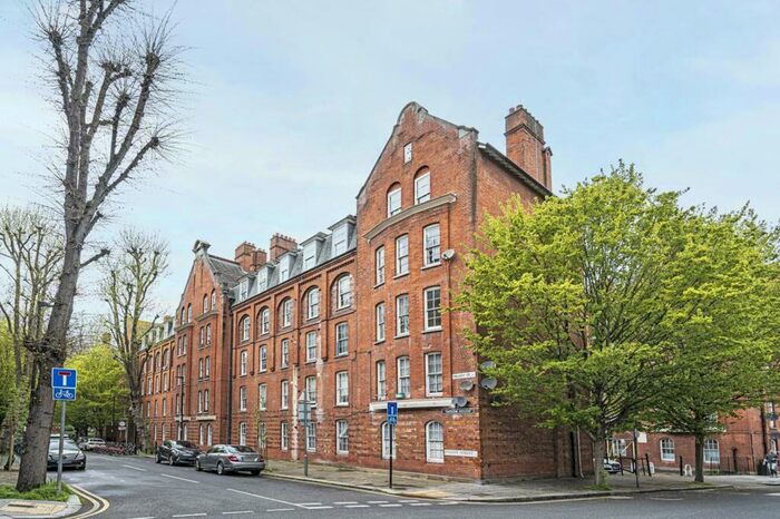 3 Bedroom Flat To Rent In Taplow House, Tower Hamlets, London, E2