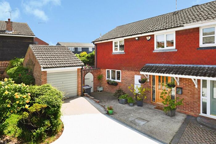 3 Bedroom Semi Detached House For Sale In Wethersfield Close, Rayleigh, SS6