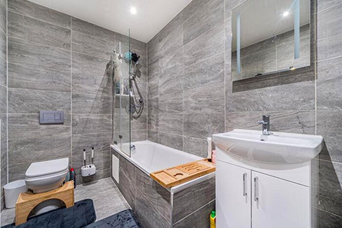 1 Bedroom Flat To Rent In Catteshall Lane, Godalming, GU7