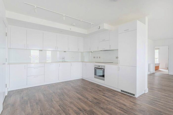 3 Bedroom Flat To Rent In Millet Place, Silvertown, London, E16