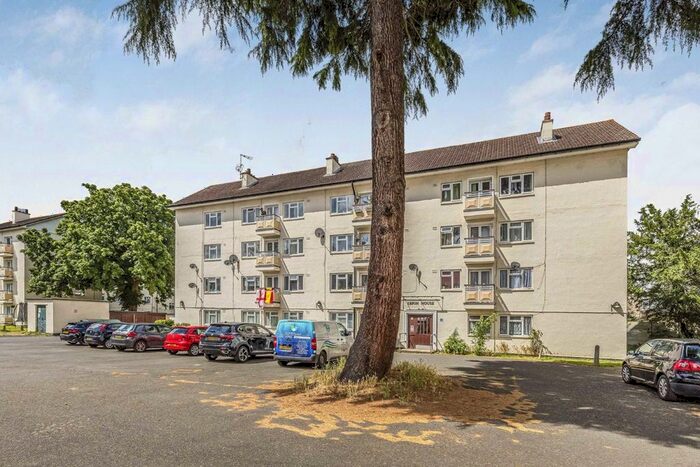 3 Bedroom Flat To Rent In Kingsnympton Park, Kingston Upon Thames, KT2