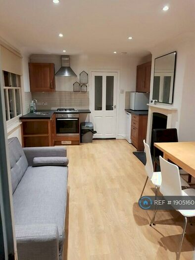 2 Bedroom Flat To Rent In Garfield Road, London, SW11