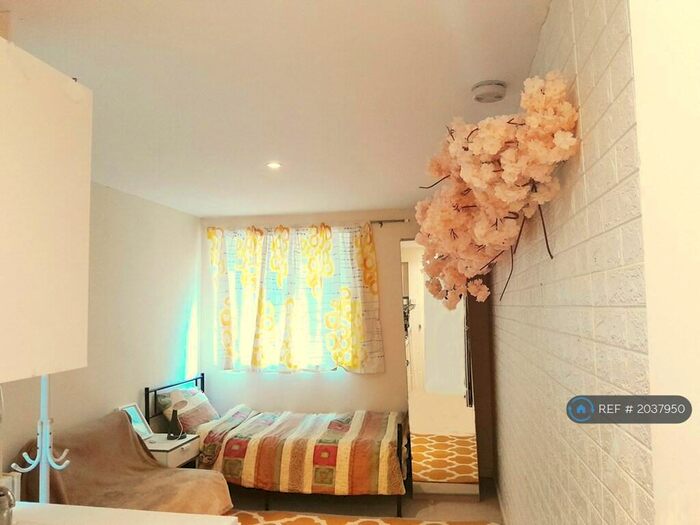 Studio To Rent In London, London, NW9