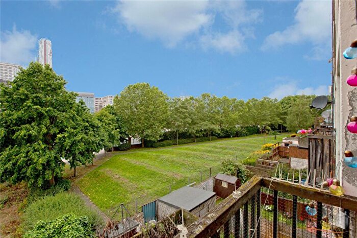 3 Bedroom Maisonette To Rent In Pennyfields, London, E14