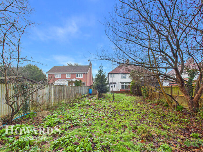 4 Bedroom Semi Detached House For Sale In Oulton Road North, Lowestoft, NR32