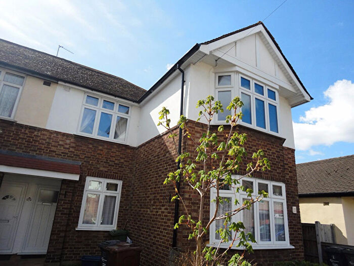 3 Bedroom Flat To Rent In Foxlands Road, Dagenham, RM10