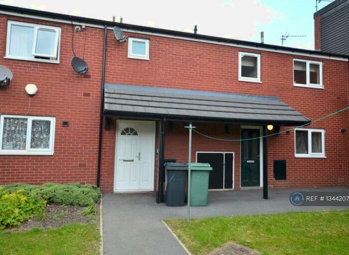 2 Bedroom Flat To Rent In Nineveh Gardens, Leeds, LS11