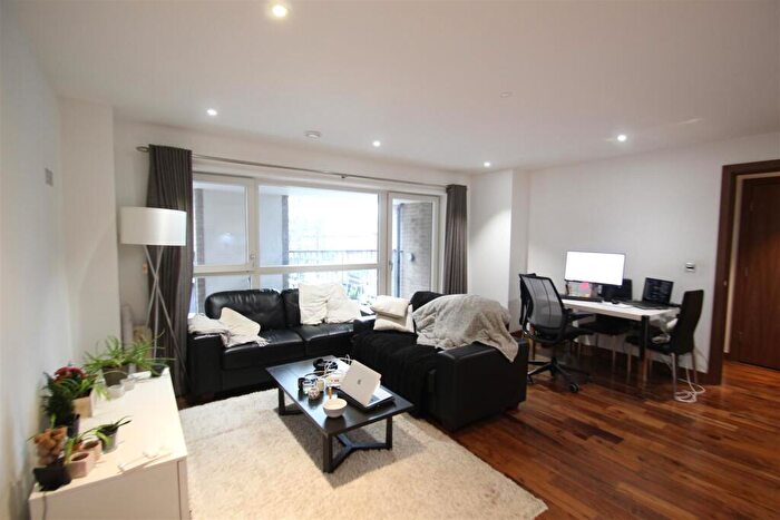 3 Bedroom Flat To Rent In Stephen Court, Diss Street, Shoreditch, E2