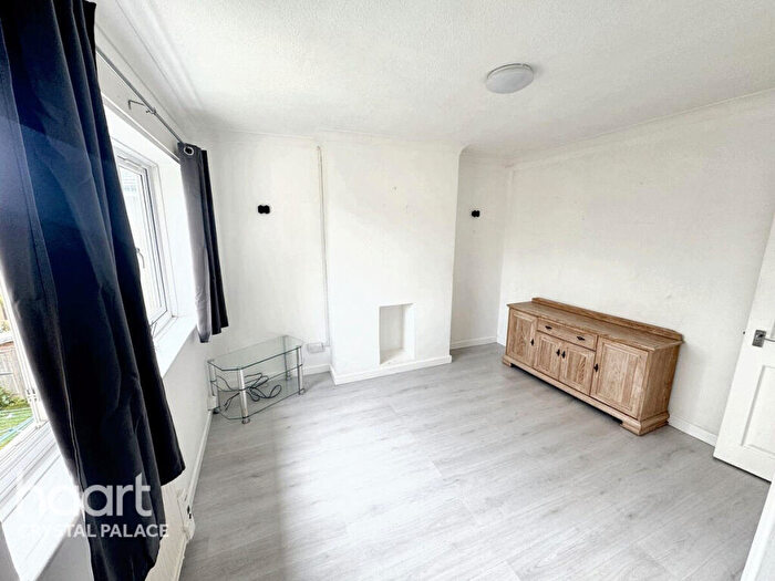 2 Bedroom Maisonette For Sale In Cranleigh Close, London, SE20