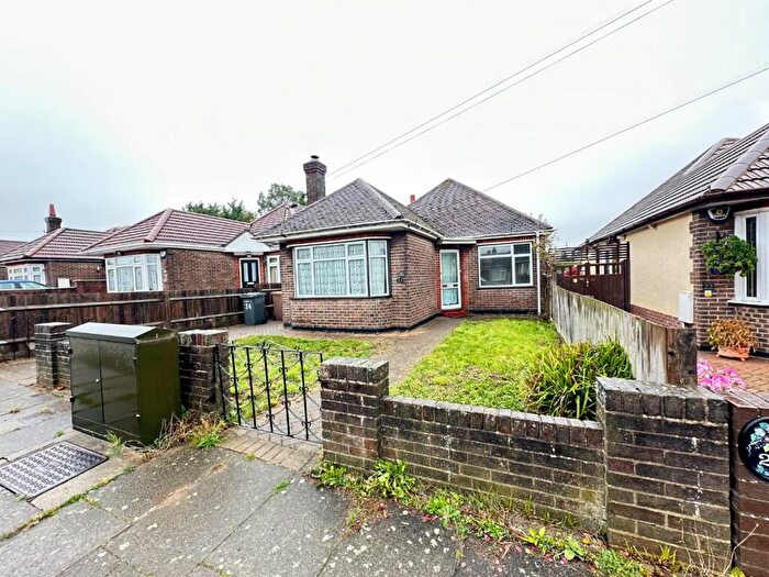3 Bedroom Detached Bungalow To Rent In Exton Avenue, Luton, Bedfordshire, LU2
