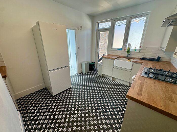 3 Bedroom Flat To Rent In Valetta Road, Acton, W3