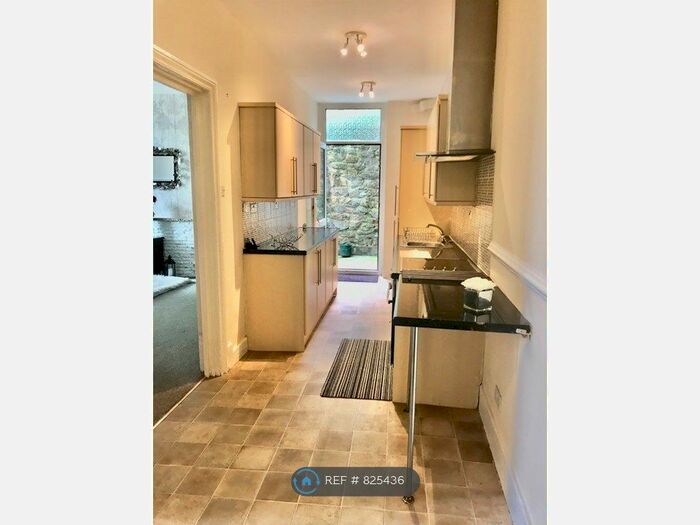 2 Bedroom Maisonette To Rent In Drake Court, Devon, TQ1